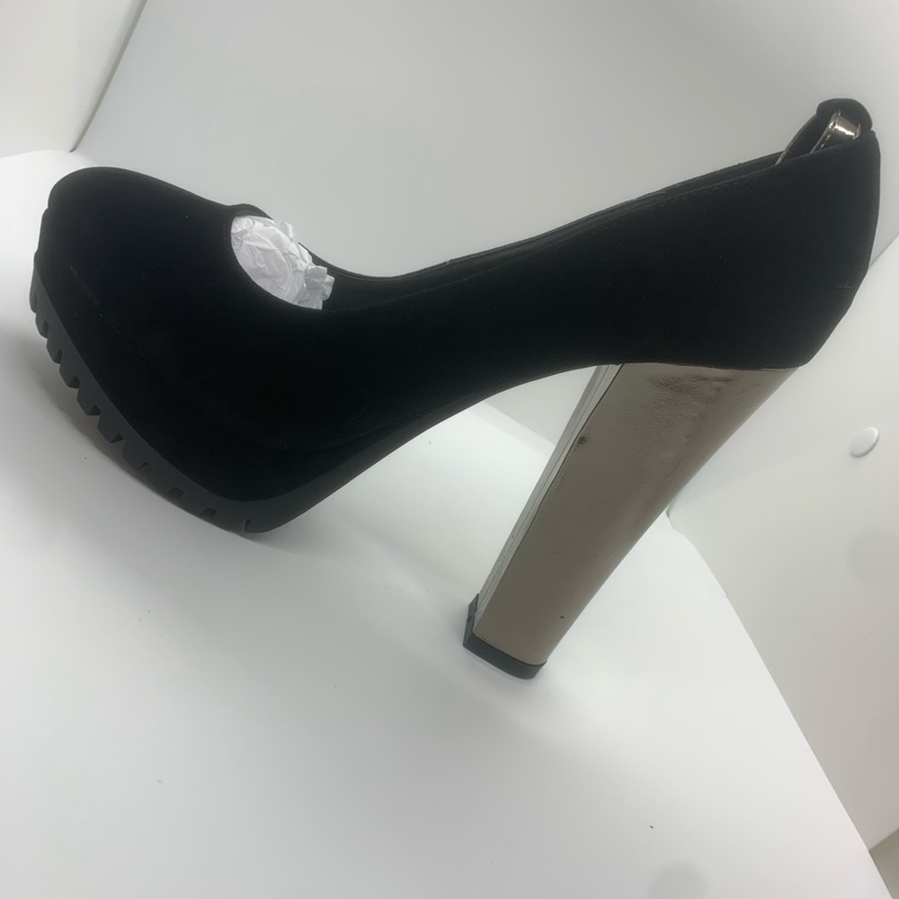 🎉Super Cute Black & Pewter Platform Pump